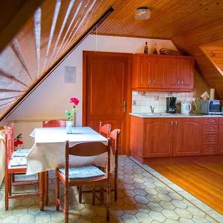Apartment Huszar Vendeghaz *