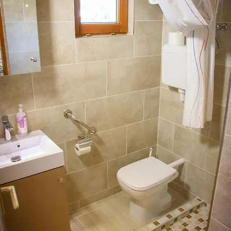 Huszar Vendeghaz Apartment