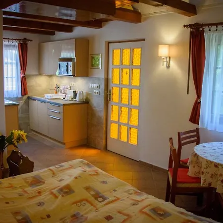 Huszar Vendeghaz Apartment *