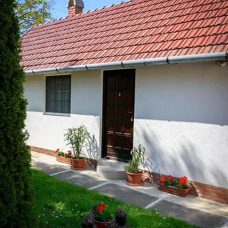 Huszar Vendeghaz Apartment *