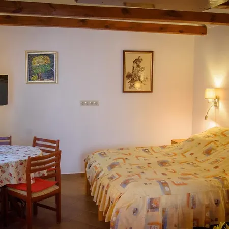 Huszar Vendeghaz Apartment *